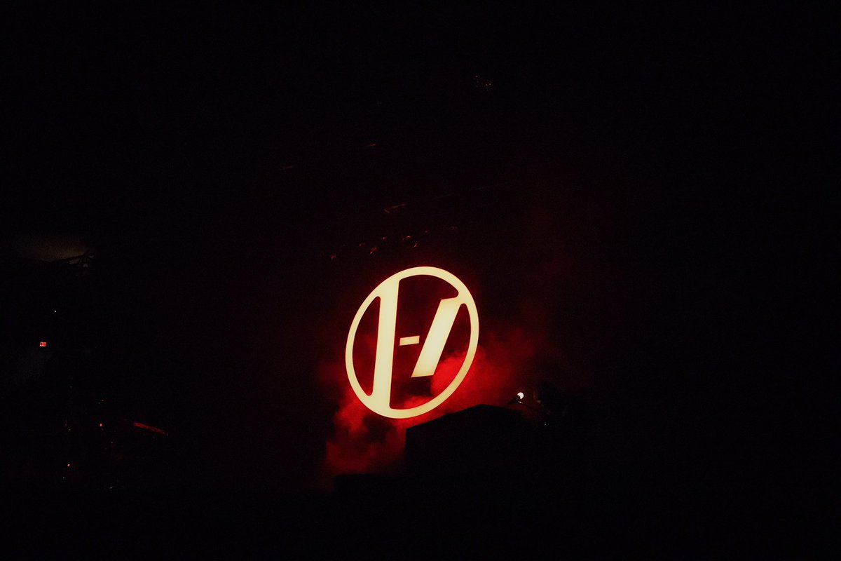 RocketArena's tweet photo. big night w/ @twentyonepilots + @BaluBrigada ❤️🔥 #CLANCYCLE https://t.co/pnwOA37ASb