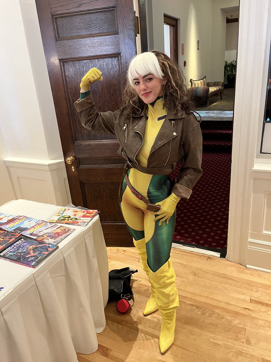 GailSimone's tweet photo. Gail is judging the costume contest!
#hubbytweet https://t.co/i6qxSSM4PR