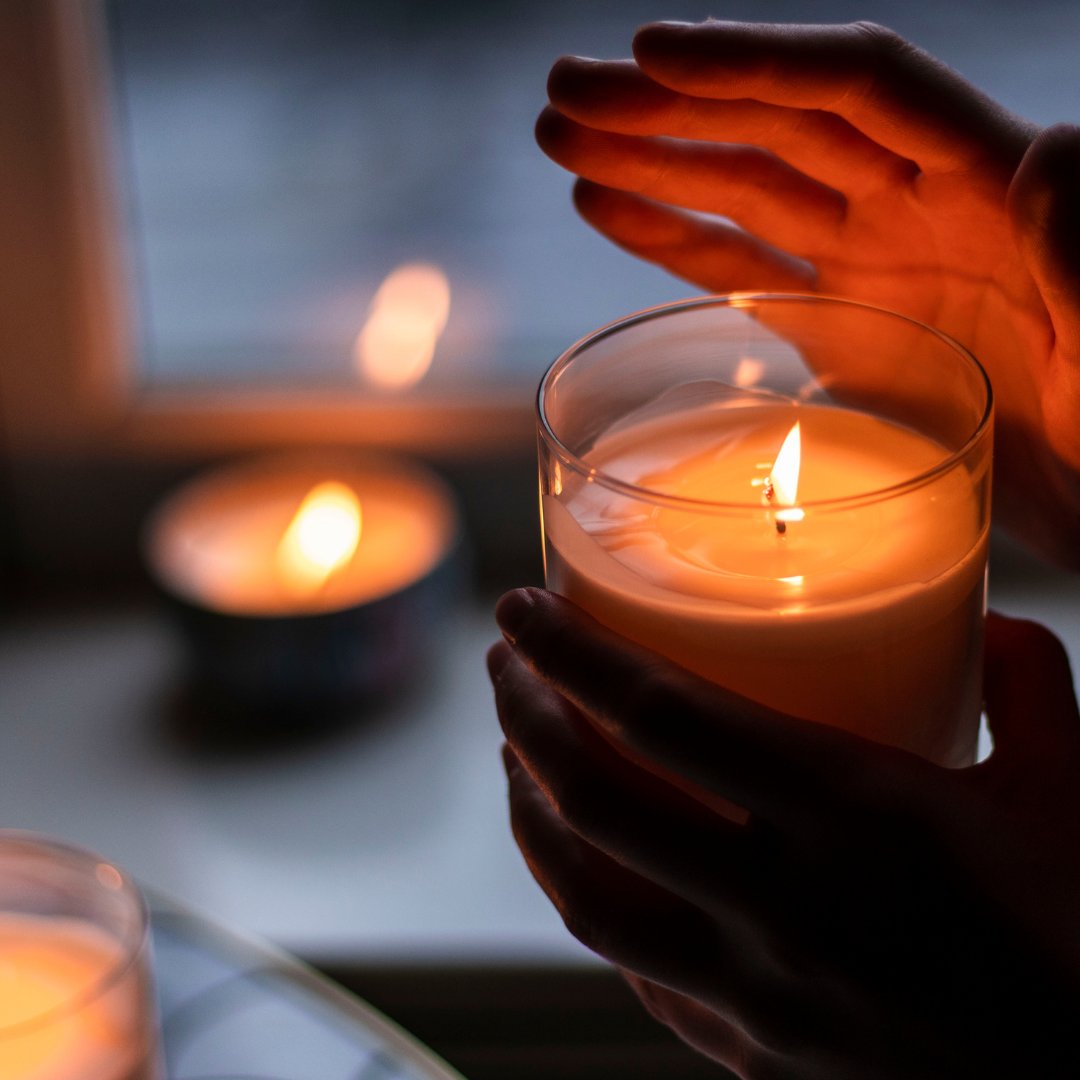 FFELou's tweet photo. I love cosy candle & log fire season. I had the first log fire of the season tonight as I was cold π₯Ά all day. Great to practice being mindful - watching the flames, smelling the smoke & feeling the warmth π§‘π₯
#mindfulness #cosy #mindfulnesspractice #autumn #logfires https://t.co/q8ZxoYlMqB