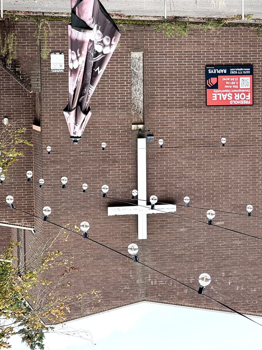 VToda's tweet image. Right…

If you ARE gonna have to bust and run, why can’t ’The Clergy’ put the sign up the right way round?! 🙄

#4Sale