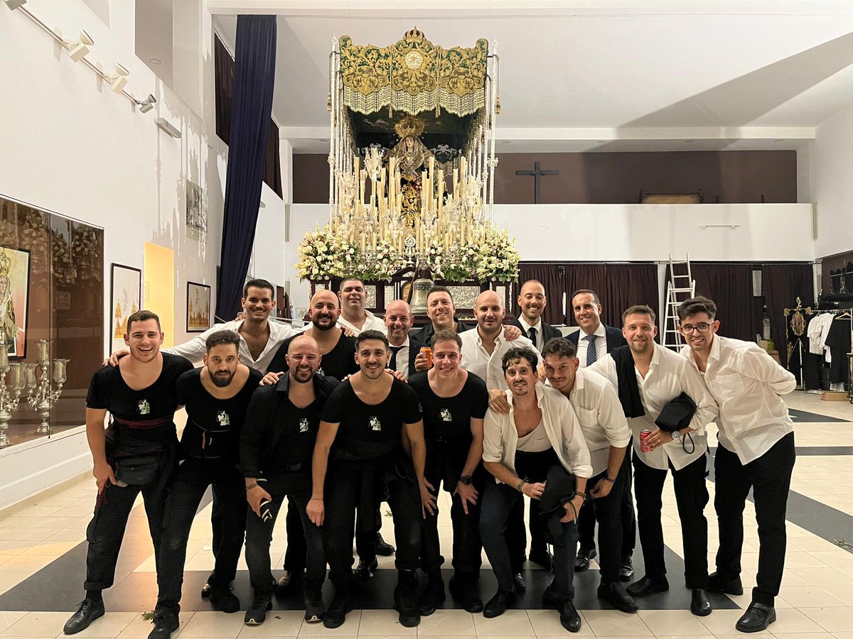 AntonioVivarFdz's tweet photo. La virgen, mi pareja, mis amigos, mi barrio son los culpables de que el 21 de septiembre quedará marcado como uno de los días más felices de mi vida. Eternamente agradecido a la virgen por ponerme a estas personas en mi camino, hacen que mi vida sea más bonita
Gracias y os quiero https://t.co/kd6QPiFQwZ