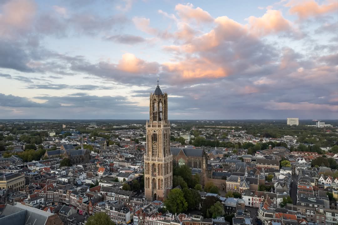 RusscherA's tweet photo. Wat is ie toch mooi (geworden) he. #Domtoren #Utrecht #drone https://t.co/jRqO1J1zsK