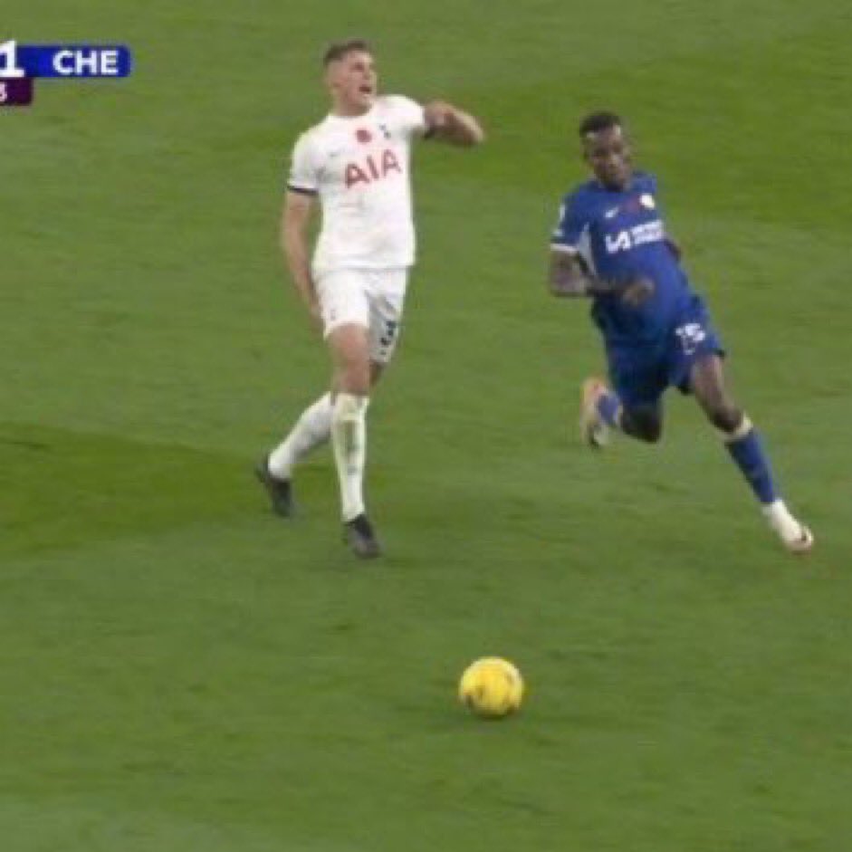 ftblchels's tweet photo. my striker made the quickest cb in history pull his hammy uno 😭😭😭😭😭 https://t.co/6NCJJkC45O