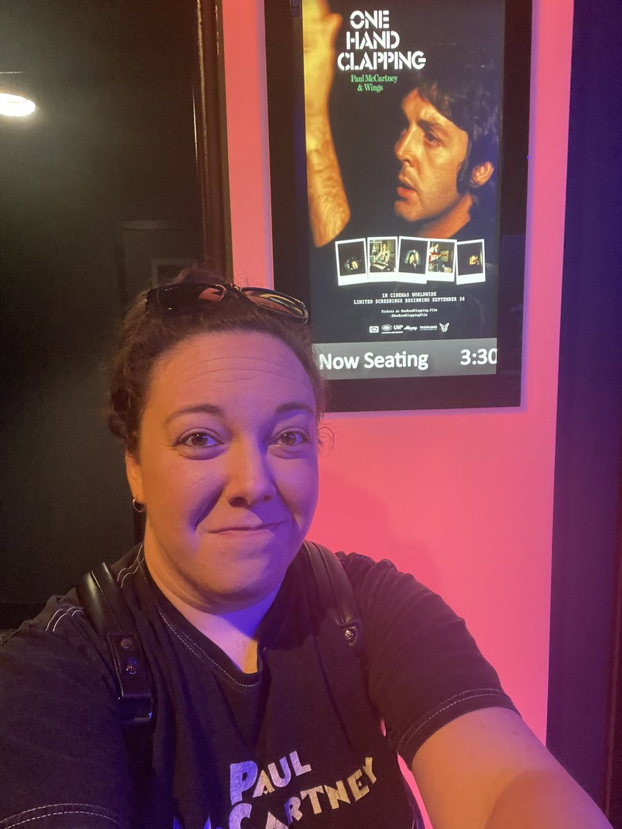 caitlinlarkin's tweet image. 👐👐👐👐 

#onehandclapping