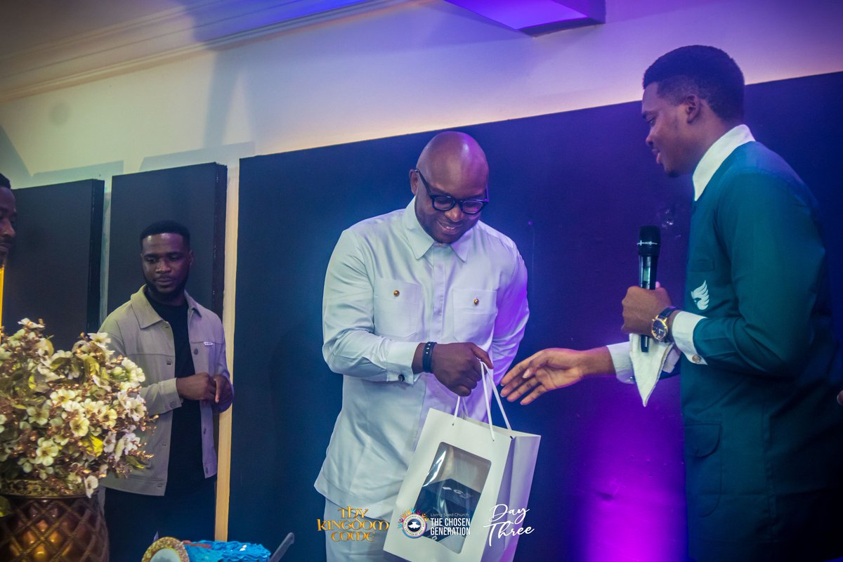 lscthechosen's tweet image. Still in the birthday mood.🕺

We celebrated our Lead Pastor @issy_mr in the Chosen way today. 🤩
We love you Papa❤

#PAMConference2024 #ThyKingdomCome #lscthechosen
#rccglscthechosengeneration #thechosengeneration #rccg #PAM2024 #PMC #PAM