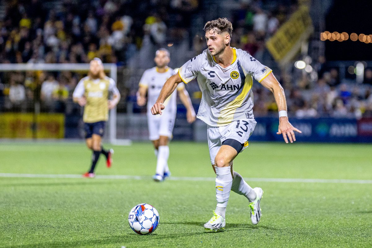 grandexpression's tweet photo. The playoff push for @Riverhounds grabs a point with a 1-1 draw against @bhmlegion in front of a sellout crowd at @highmarkstadium

#HOUNDTAHN #PITvBHM

#soccer #uslchampionship #pittsburgh #sportsphotography #pittsburghriverhounds https://t.co/iSCgnu9cbv