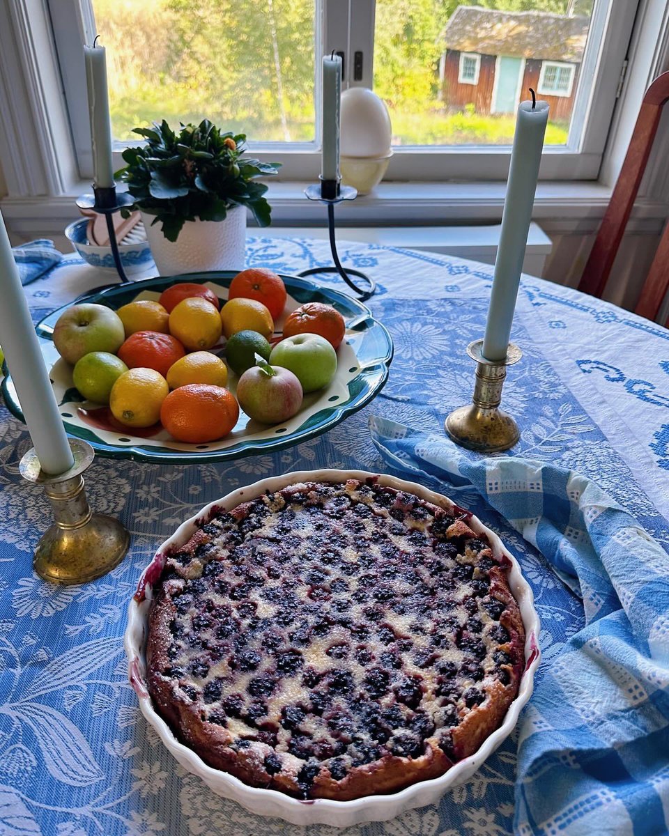 Thybird's tweet photo. Clafoutis is a simple French dessert that is a hybrid of a flan and a Dutch baby. Super simple and delicious. Traditionally always cherry, this is a wild blackberry version made by my Elsa for fika 👧🏻 

Recipe found here: https://t.co/lVC8QpMtl1 https://t.co/n3Q5jTAMRk