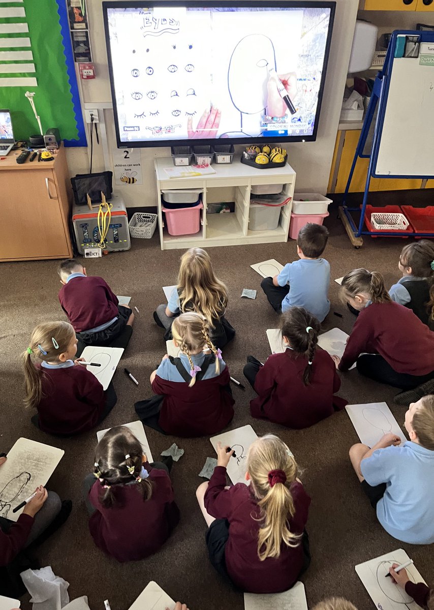 LPCommunity_'s tweet image. Blwyddyn Un have been learning how to do self portraits #bethebestyoucanbe