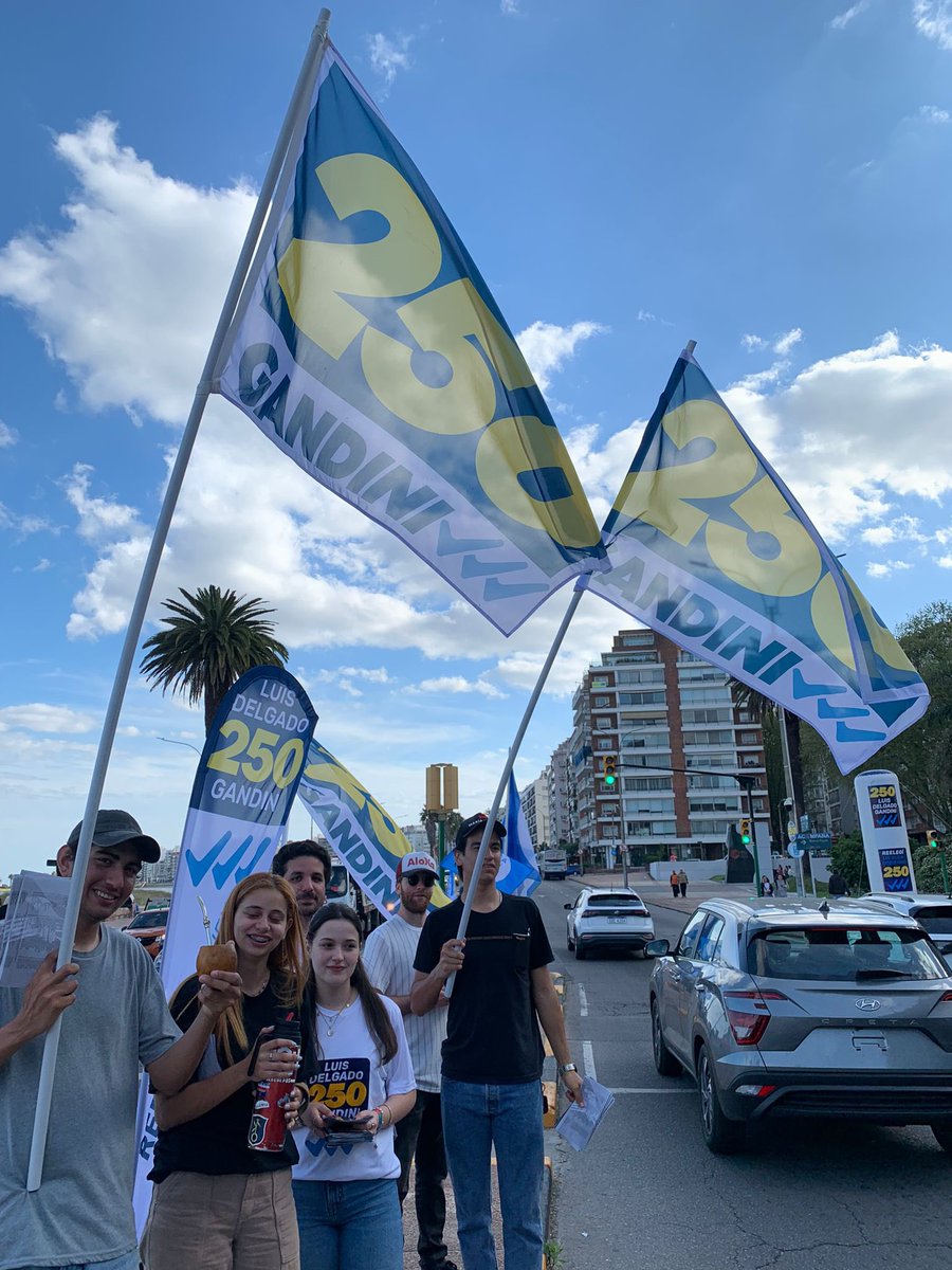 vientosnuevosuy's tweet photo. Ya estamos en 📍Rambla y Pagola entregando la @lista250 para @jorgegandini al Senado, con @asaraviapadern y @sgutierrezsilva como candidatos a la Diputación ☀️

Dale, el 27/10 #VotáRenovación! https://t.co/KZ9ki7SDpb