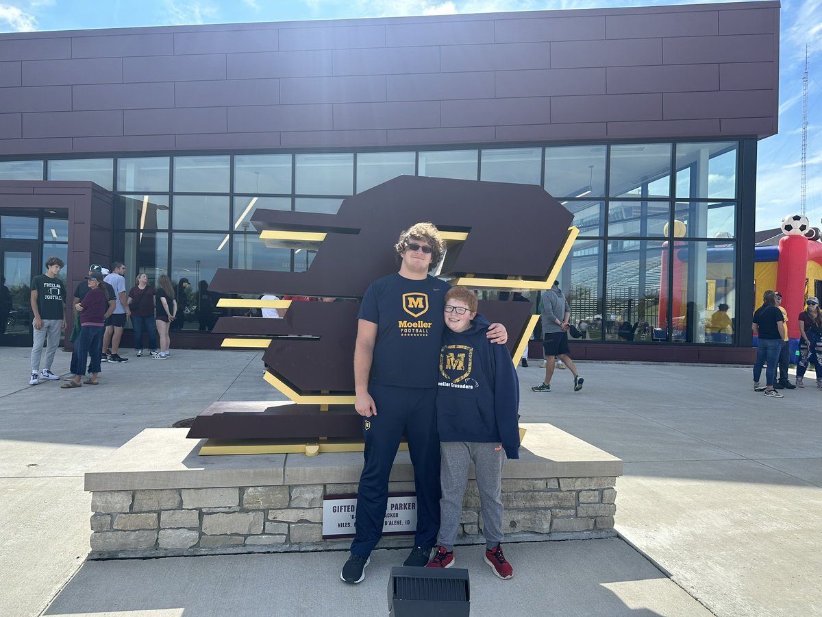 Chuckpow78's tweet image. Had a great time out at @CMU_Football loved the atmosphere and huge thanks to @CustanceCalvin for the invite!!
@Coach_B10 @CoachMikeMcGee @Coach_Tavita