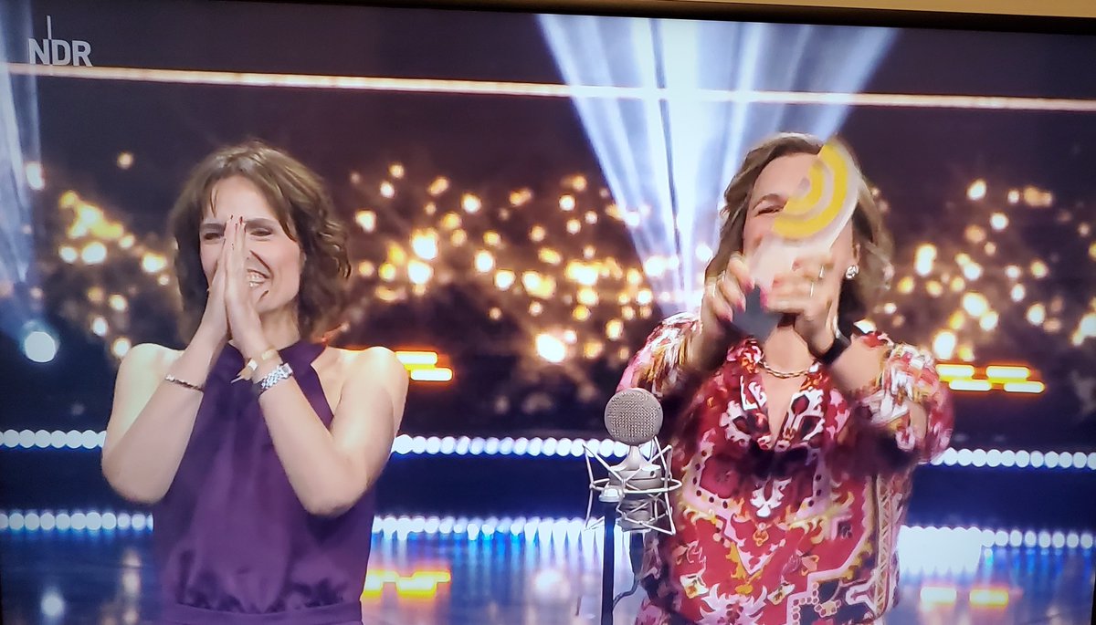 MecaDesOndes's tweet image. Ailleurs dans le monde 🇩🇪
Sur la télé publique allemande, il existe une cérémonie annuelle de prix pour la #radio, "Deutscher Radiopreis", diffusée en prime-time avec plusieurs catégories et du live (dont Lost Frequencies)
Pourquoi pas la même idée un jour en France ? 😊