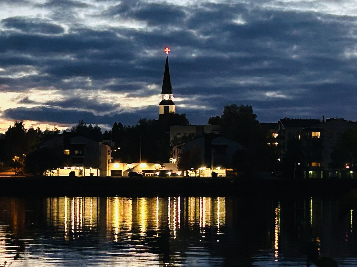 Kotikirkko iltavalaistuksessa - pieni lomanen lopuillaan