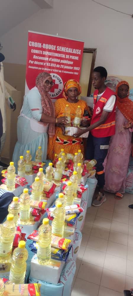 CSenegalaise's tweet image. The @CSenegalaise of Pikine and the Majorelle Foundation distribute food to 50 members of the Departmental Federation of People with Disabilities. This support is the result of the partnership agreement between the two humanitarian structures...