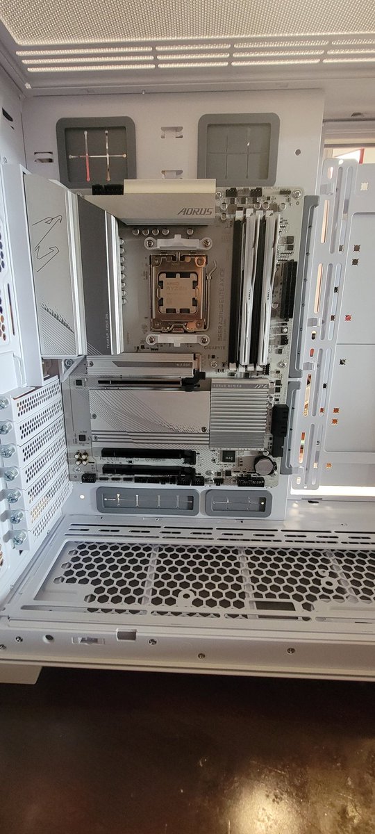 crippler81's tweet image. Still working, need to order some white cables as well and new monitors cause mine don't support (display port) and the 4080 only has 1 Hdmi port 🤦‍♂️