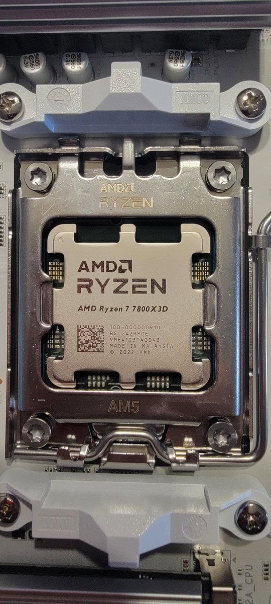 crippler81's tweet image. Still working, need to order some white cables as well and new monitors cause mine don't support (display port) and the 4080 only has 1 Hdmi port 🤦‍♂️