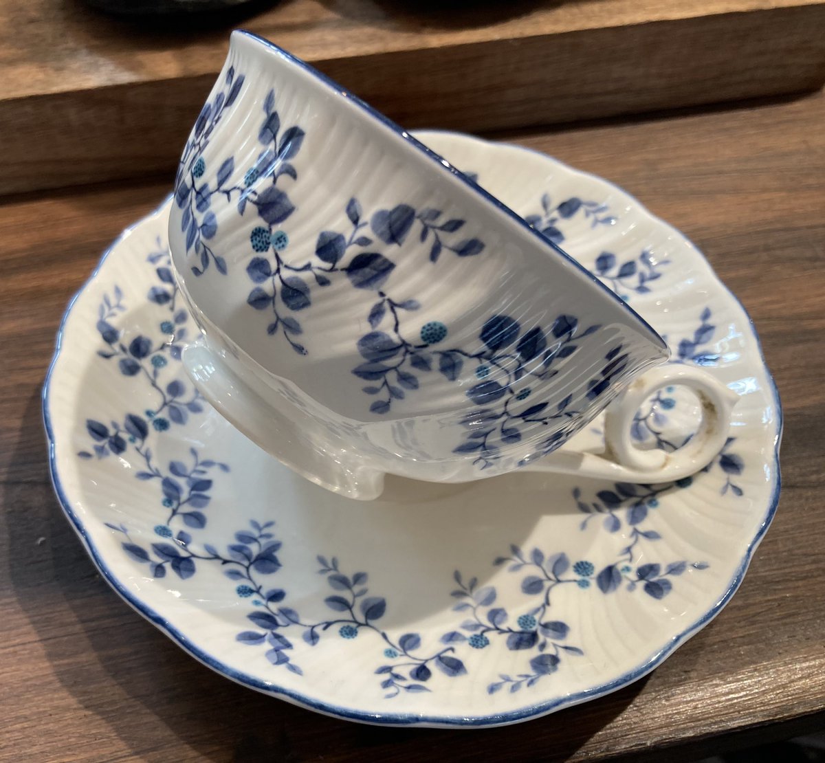 kaze_coffeeshop's tweet photo. 雲は多いけど、晴れの朝です。
比叡山はすっきり見えてます。
今朝もしゅくちゃんの
@marche_coucou が流れる
風珈琲店、オープンしました。
今朝の一杯は
#noritake #CRAFTONE
カップ&ソーサーで。
今日もよろしくお願いします。 https://t.co/kgU7ZvRVBL