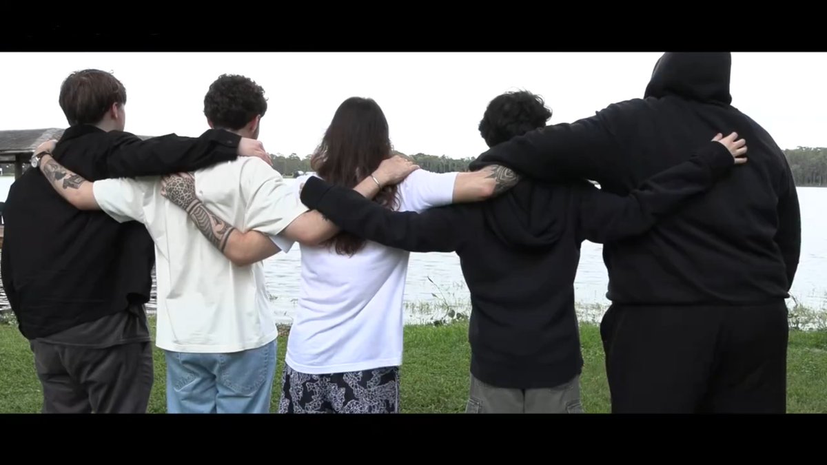 Moist Apex Legends tweet media