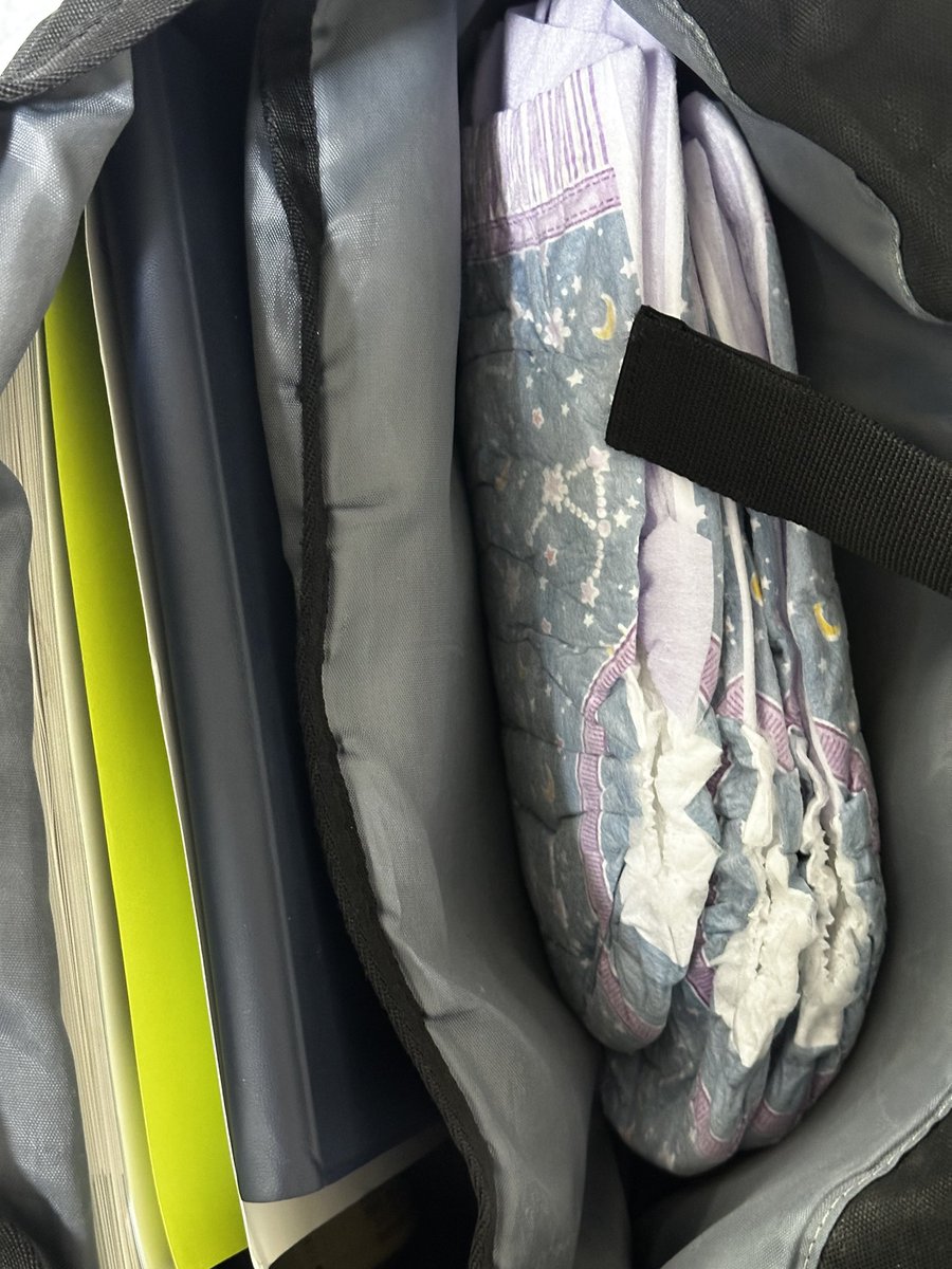 ㅎㅎ 오늘은 테나차고 학교 올러가야징!!

#기저귀 #diaper #오프 #ABDL #diaperboi