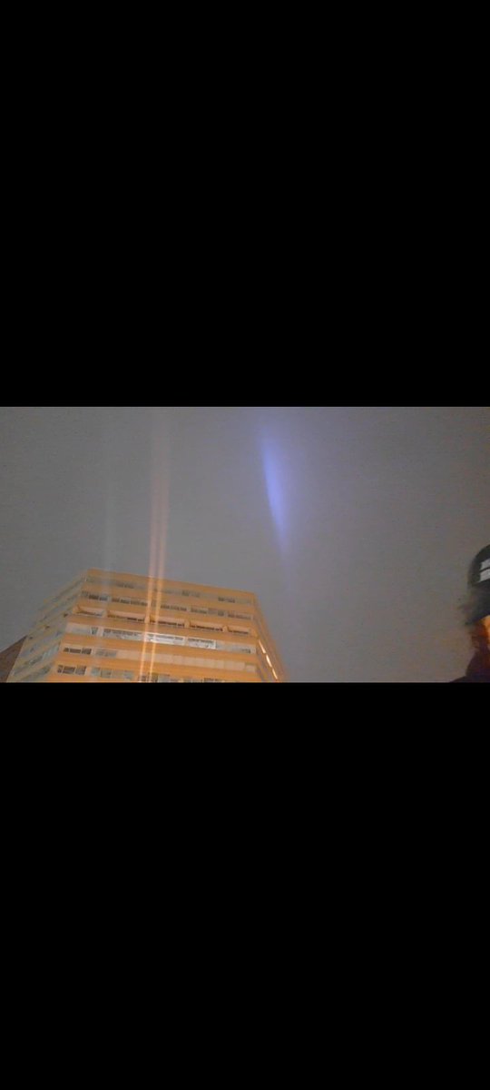 Lleo0neiro's tweet photo. Blue Beam in D.C. Sky NOW 8:40 pm 9/29/24 7 blox from the White House @dezzie_rezzie @ninjashoes @Cancelcloco @imcorinnemec @kylekemper #bluebeam #spacex #wtf #fakealiens #Aliens #breaking https://t.co/7OHWcjN0z9