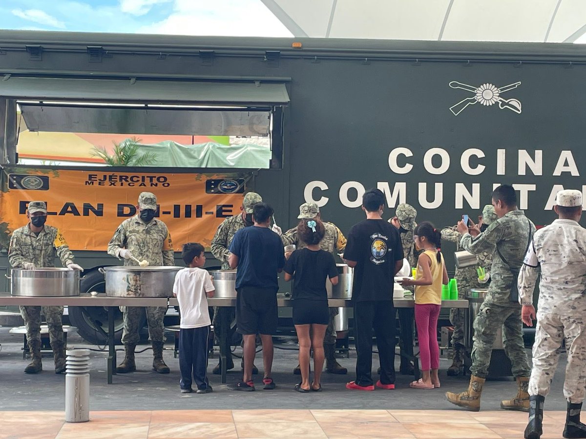 CNPC_MX's tweet photo. Comprometidos con el bienestar de las y los guerrerenses, en el #RefugioTemporal de Mundo Imperial la @SEDENAmx continúa entregando alimentos calientes a las familias.
@laualzua https://t.co/5ayua9Lqnd