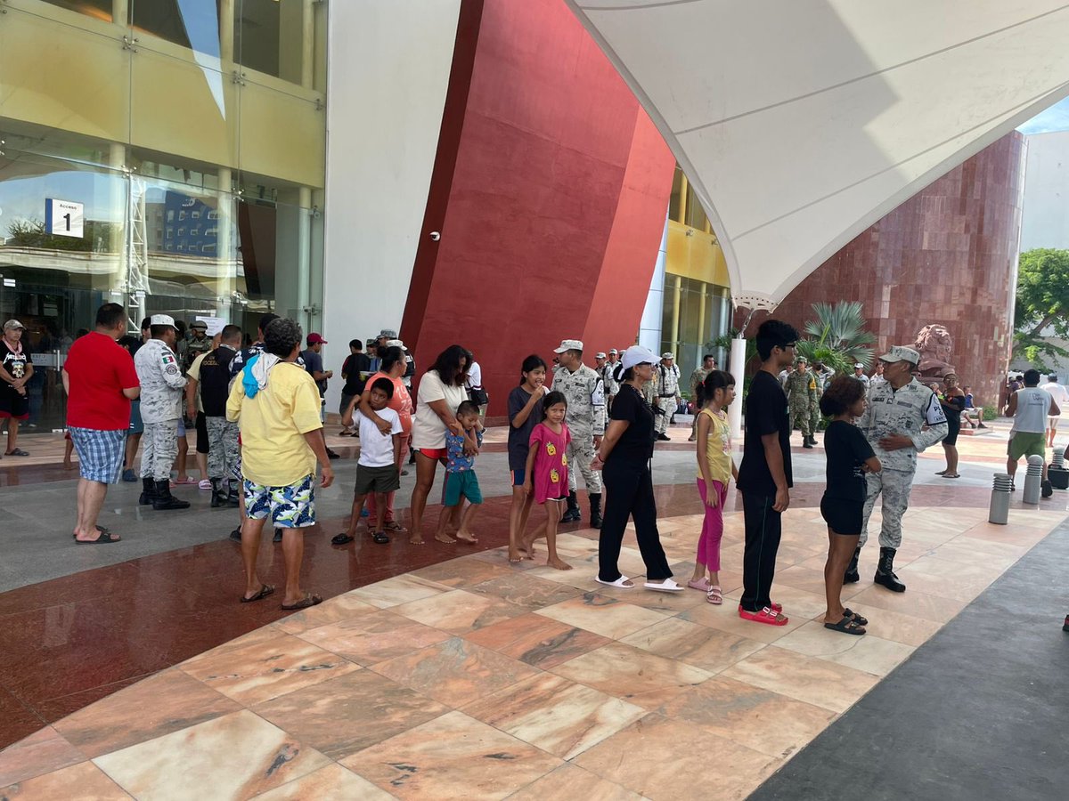 CNPC_MX's tweet photo. Comprometidos con el bienestar de las y los guerrerenses, en el #RefugioTemporal de Mundo Imperial la @SEDENAmx continúa entregando alimentos calientes a las familias.
@laualzua https://t.co/5ayua9Lqnd