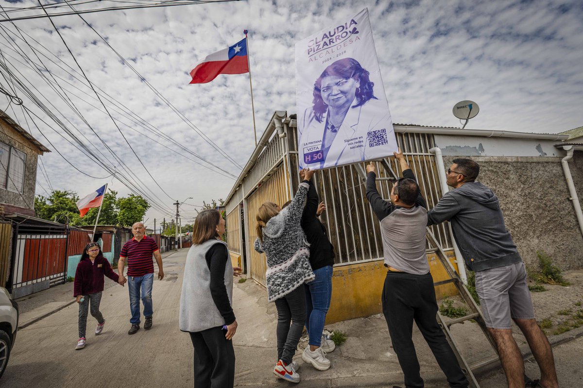 A las mujeres nos tratan siempre de lloronas, de débiles, de frágiles. Yo he llorado con esta foto. Y he llorado mucho. Porque he sentido el peso del compromiso que tengo con los vecinos de #LaPintana. Y sí, soy llorona, pero también entiendo que la política es con llorar. Que es