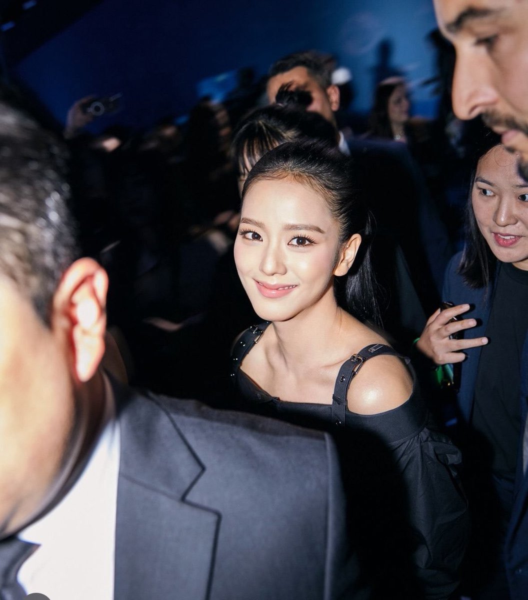 jisooschart's tweet photo. JISOO mentioned in 스타뉴스(Starnews)'s article about her superstar power at PFW

“#JISOO sat in the frow between Dior CEO, Queen of Norway, France First Lady &amp; LVMH CEO. The video of her being introduced to Empress Sonja is a HOT TOPIC...” #JISOOxDiorSS25 https://t.co/EQsAgIj8ef https://t.co/44wNUKpIkP