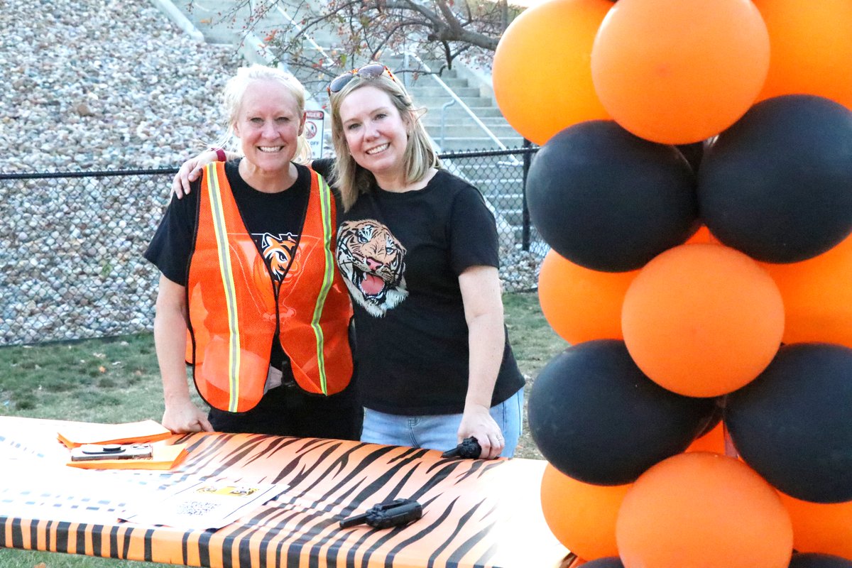 WDMCSFoundation's tweet photo. Thank you to everyone who came out to enjoy our first annual Tiger Cub Cinema! WHAT A NIGHT! Special thanks to all of the WDMCS Foundation Board members, our volunteers and WDMCS staff who helped make this event a huge success! #WDMCS #WDM https://t.co/2rnjJcTV0V