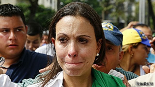 SonPolemicas's tweet photo. Los dos "Escoltas" de Maria Corina detenidos por el SEBIN, estan cantando más que Servando y Florentino, el "Playlist Tocoron" saldrá con muchos temas interesantes. https://t.co/JwBjiU3WKI