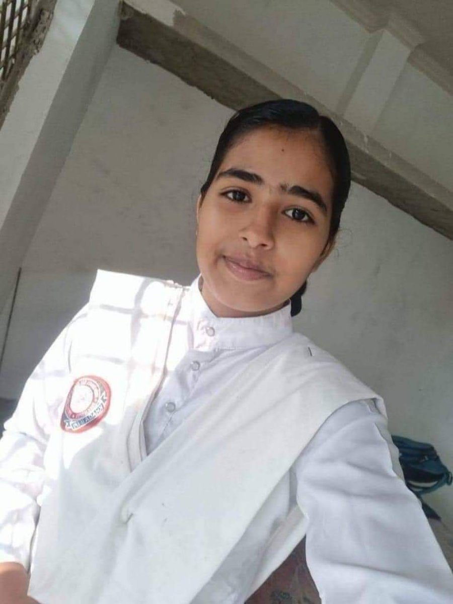 अब यह बेटी कभी भी घर नहीं लौटेगी
 क्योंकि इस बेटी ने लोक लिहाज  के कारण आत्महत्या करना उचित समझा क्योंकि वह हर दिन जिस बस से जाती थी उसके कंडक्टर में इतना प्रताड़ित किया प्रधानाचार्य से शिकायत के रूप में मिली डाट वह बेटी प्रिया न सह सकी और तीसरी मंजिल से कूद कर आत्महत्या करली