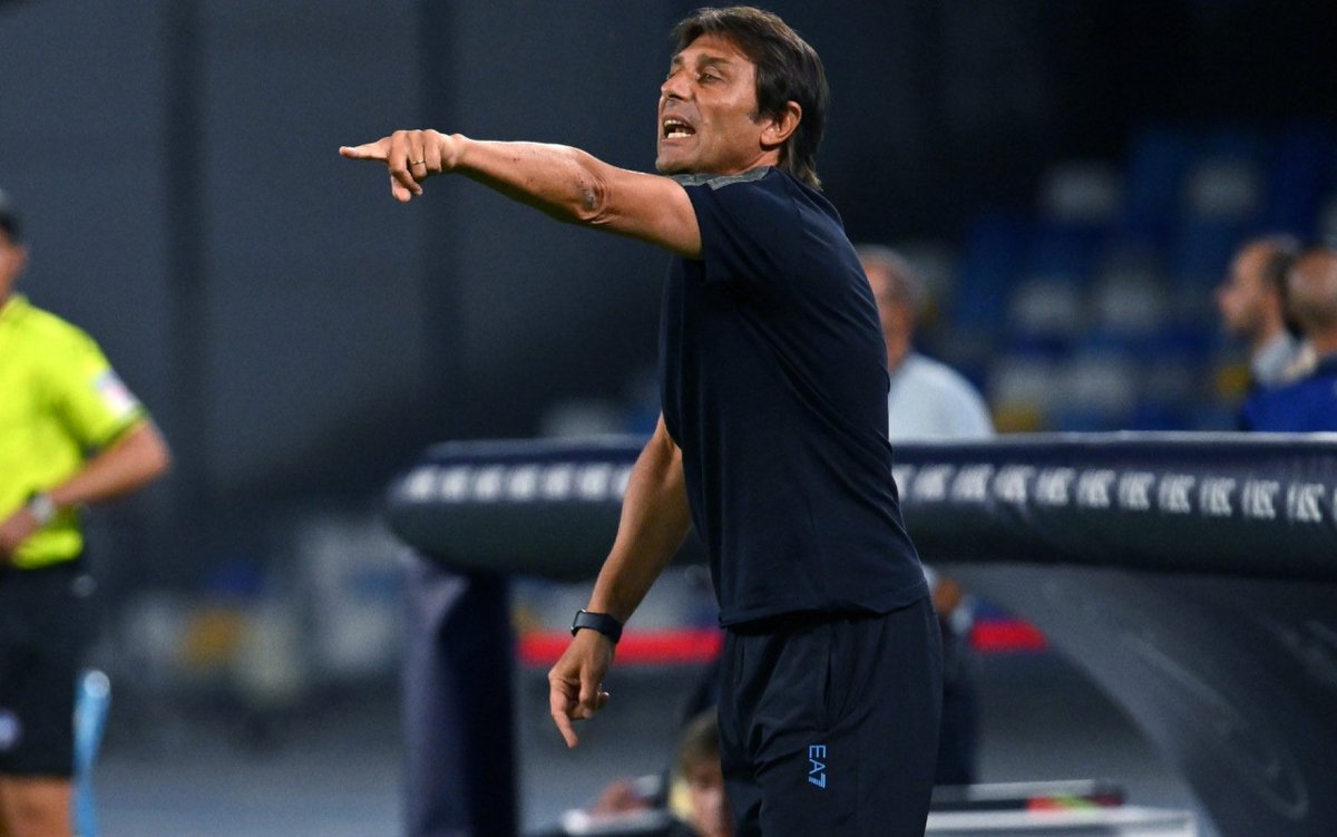 pisto_gol's tweet photo. L’ideologia, anche nel calcio è spesso fonte di errori e gravi problemi. Quello che mi piace e convince del nuovo #Napoli è il fatto che #Conte abbia abiurato alla sua ideologia calcistica , passando dal #3:5:2 di Juve e Inter al #3:4:3 del #Tottenham per finire al #4:3:3 attuale. Questa sera nel #Napoli sono stati decisivi i due esterni, #Politano e #Kvara, due che avrebbero rischiato il posto nel vecchio sistema di gioco di #Conte. Nel calcio, come nella vita, anche chi ha vinto deve cambiare e evolversi, per non rischiare di essere prevedibile.