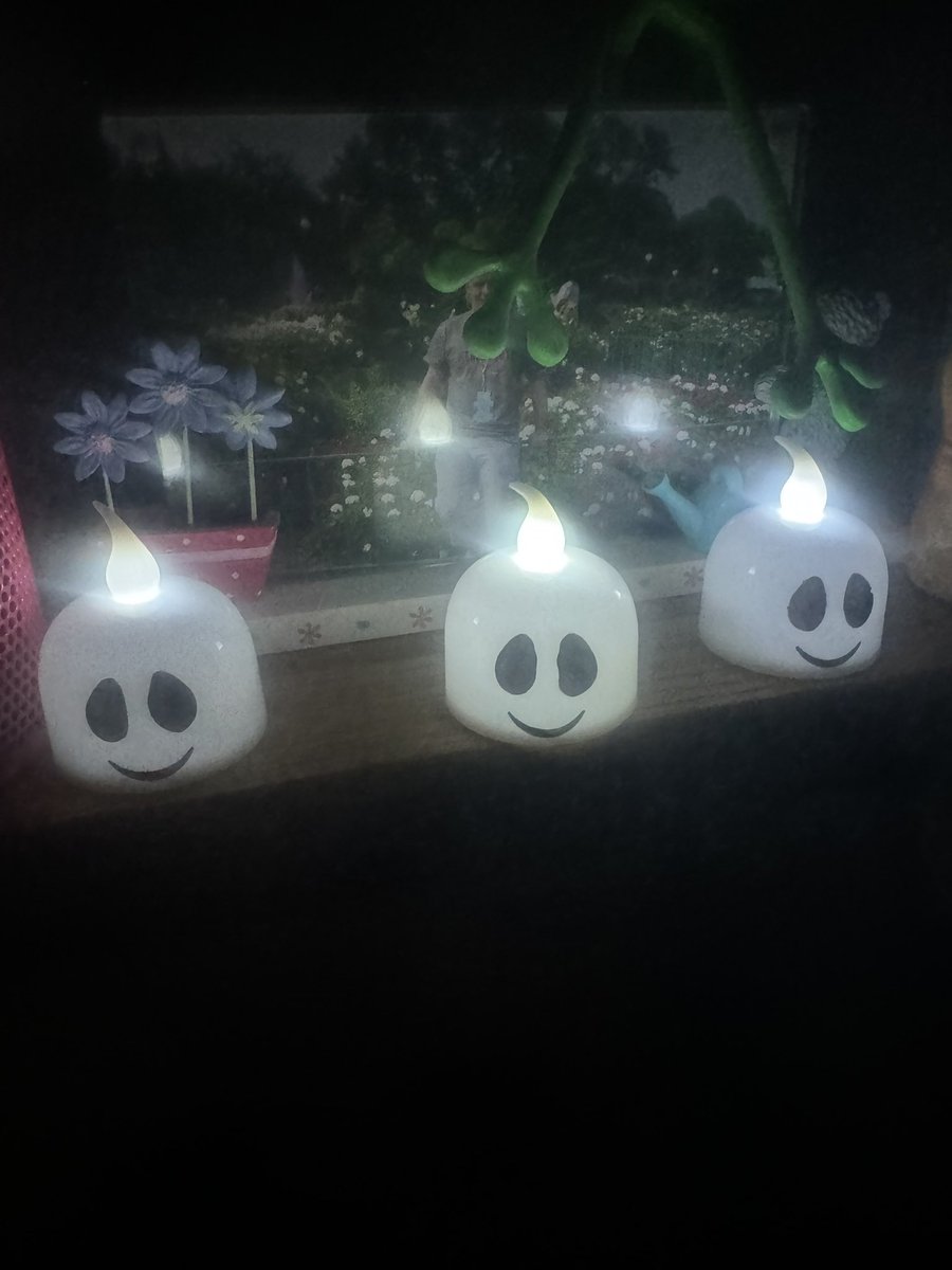 Loving my little ghost candles, keeping me cozy whilst Mark works away 👻👻🎃🎃
