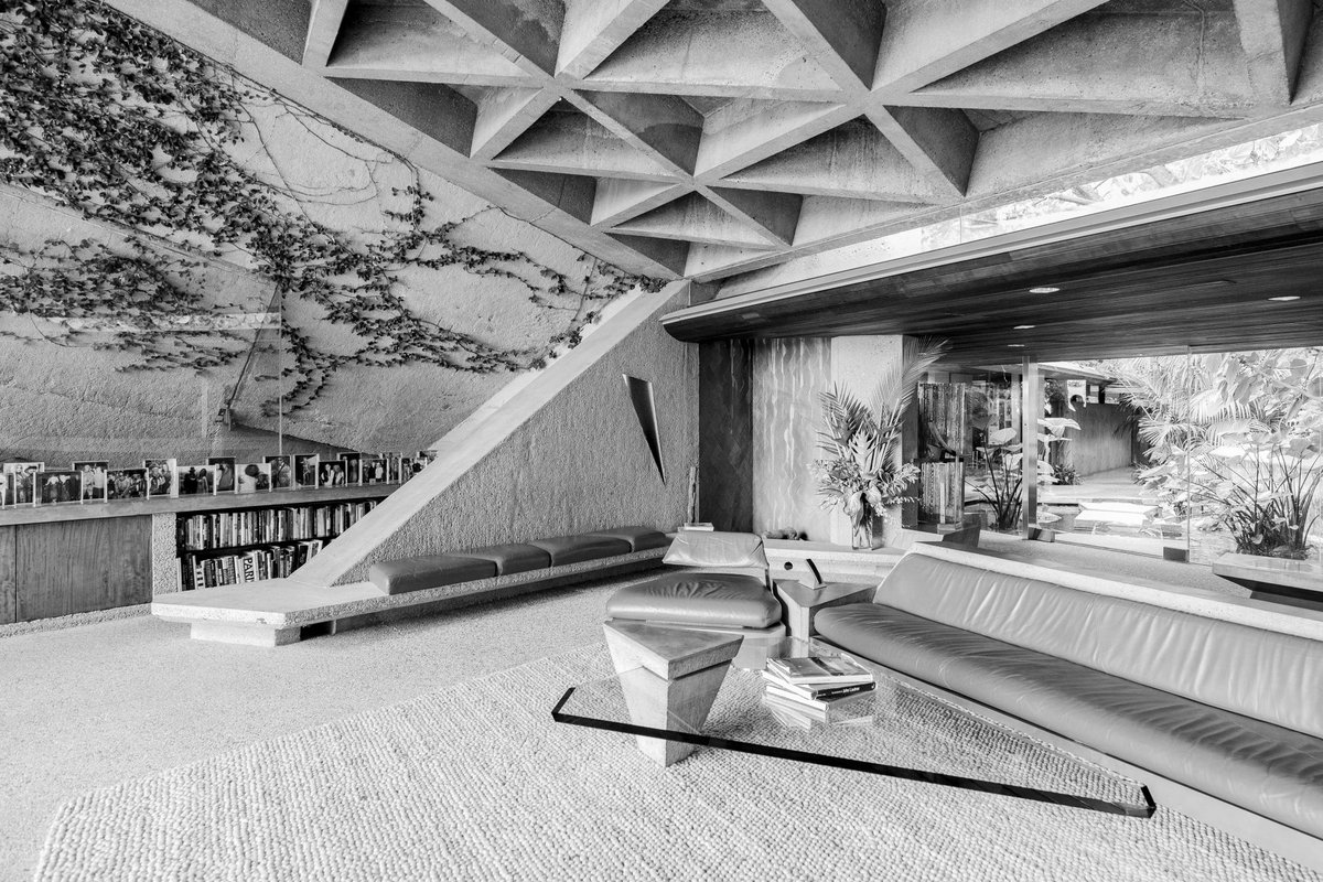 TRES60Blog's tweet photo. Residencia Sheats-Goldstein diseñada y construida entre 1961 y 1963 por el arquitecto estadounidense John Lautner en el barrio de Beverly Crest en Los Ángeles, California.

#JohnLautner #midcenturymodern

Fotos de Tom Ferguson. https://t.co/Vza6QhdCmx