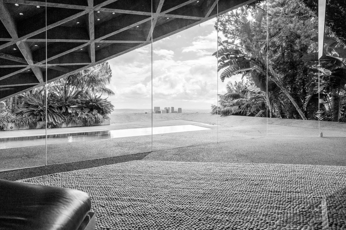 TRES60Blog's tweet photo. Residencia Sheats-Goldstein diseñada y construida entre 1961 y 1963 por el arquitecto estadounidense John Lautner en el barrio de Beverly Crest en Los Ángeles, California.

#JohnLautner #midcenturymodern

Fotos de Tom Ferguson. https://t.co/Vza6QhdCmx