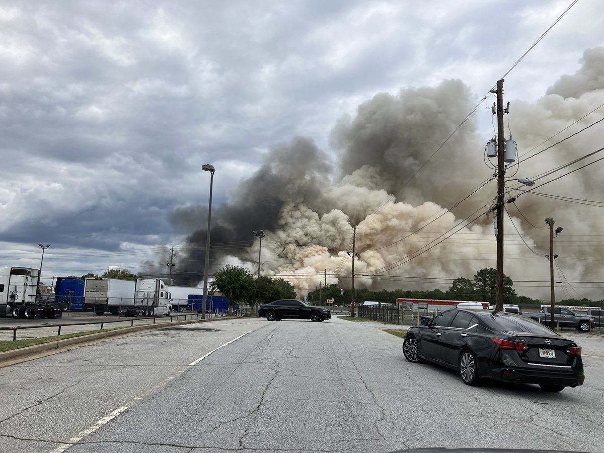 NewswithBridget's tweet image. This huge plume of chemicals/smoke is the result of a water sprinkler activating and mixing with a chemical inside of BioLab here in Rockdale County. We are getting an update from emergency officials shortly. @ATLNewsFirst