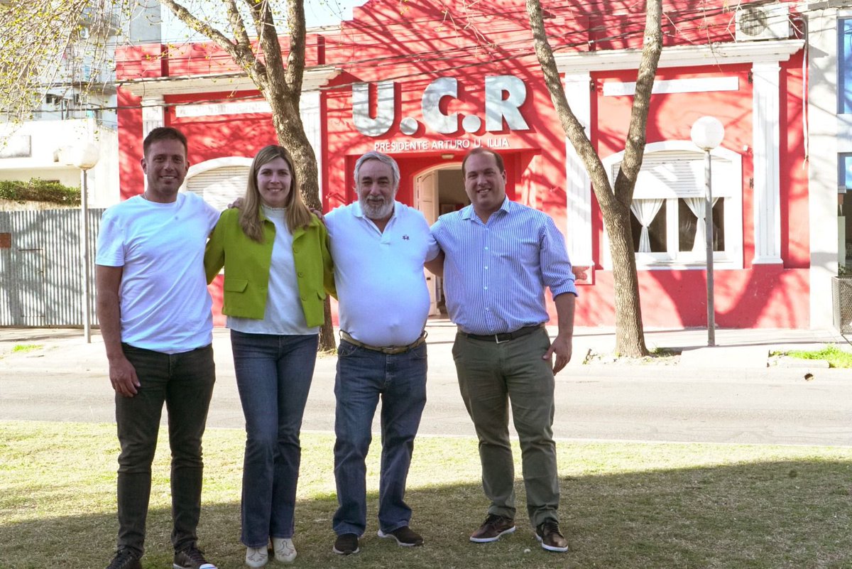 En #Trenque nos reunimos con <a href="/FranRecoulat/">Francisco Recoulat</a>, Sofía Gambier y <a href="/LucianoSpinolo/">Luciano Spinolo</a>. Tres intendentes jóvenes de nuestra región. Ellos, junto a otros jóvenes radicales que están al frente de su municipio, son la renovación generacional que tiene nuestro partido. 🇵🇱

🧵