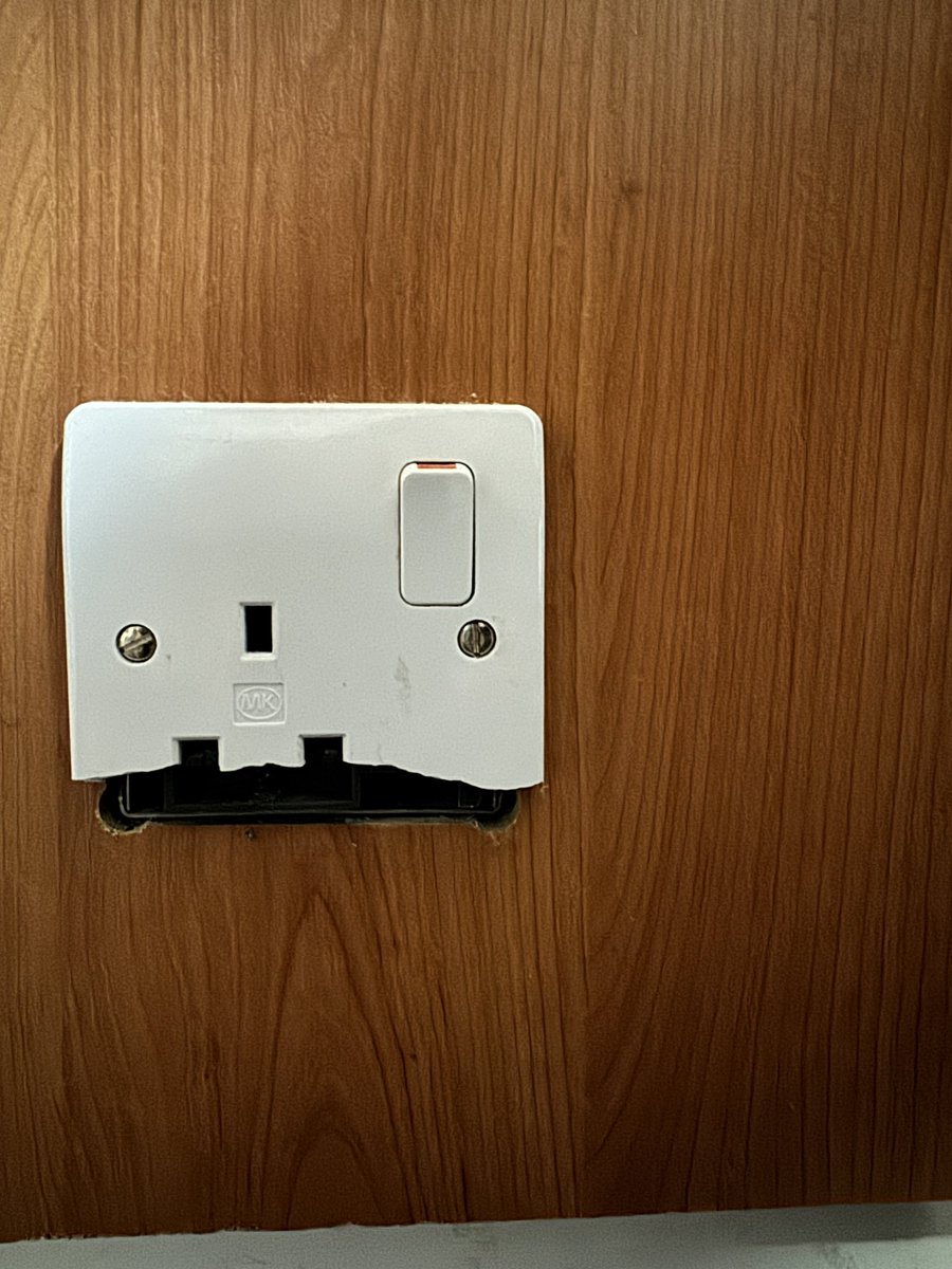 samharrison81's tweet photo. @premierinn why is your Camberley hotel so ran down &amp; dire?? The rooms are a disgrace not to mention the plug sockets broken?! How is that safe to use?!?! https://t.co/s9rAP353A6