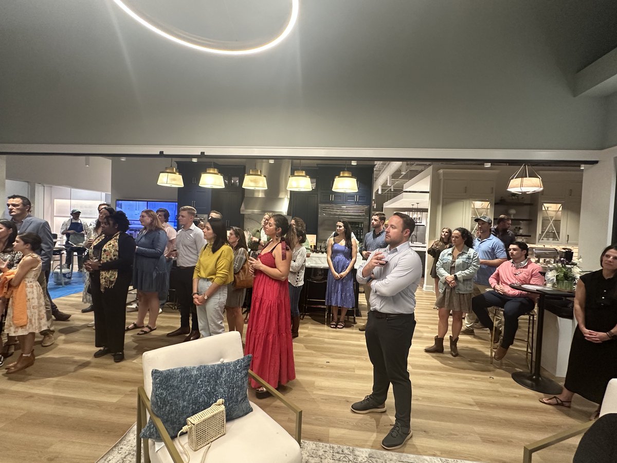 DrRobWinn's tweet image. As a the perfect cap to an amazing Friday at the Walter Lawrence Research Retreat, I had the privilege to celebrate the hard working folks of the Massey Alliance Young Professional Board! They work to raise awareness for research, resources and programs at Massey #OneTeamOneFight