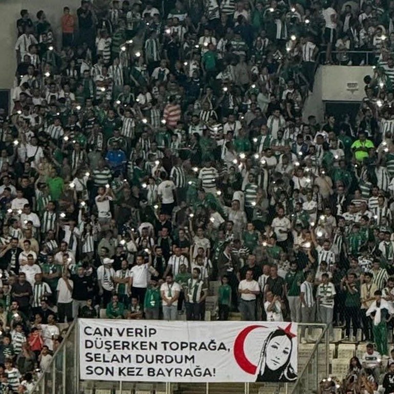 Bursaspor taraftarı, Şeyda Yılmaz'ı andı:

"Can verip düşerken toprağa, selam durdum son kez bayrağa!"