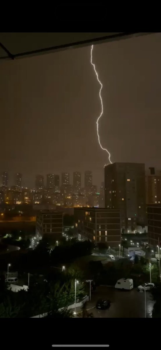 Tahminler doğrultusunda beklediğimiz yağmur etkisini göstermeye başladı. Ani su baskınlarına karşı dikkatli ve tedbirli olunmalıdır. #yağmur #İstanbul #Meteoroloji