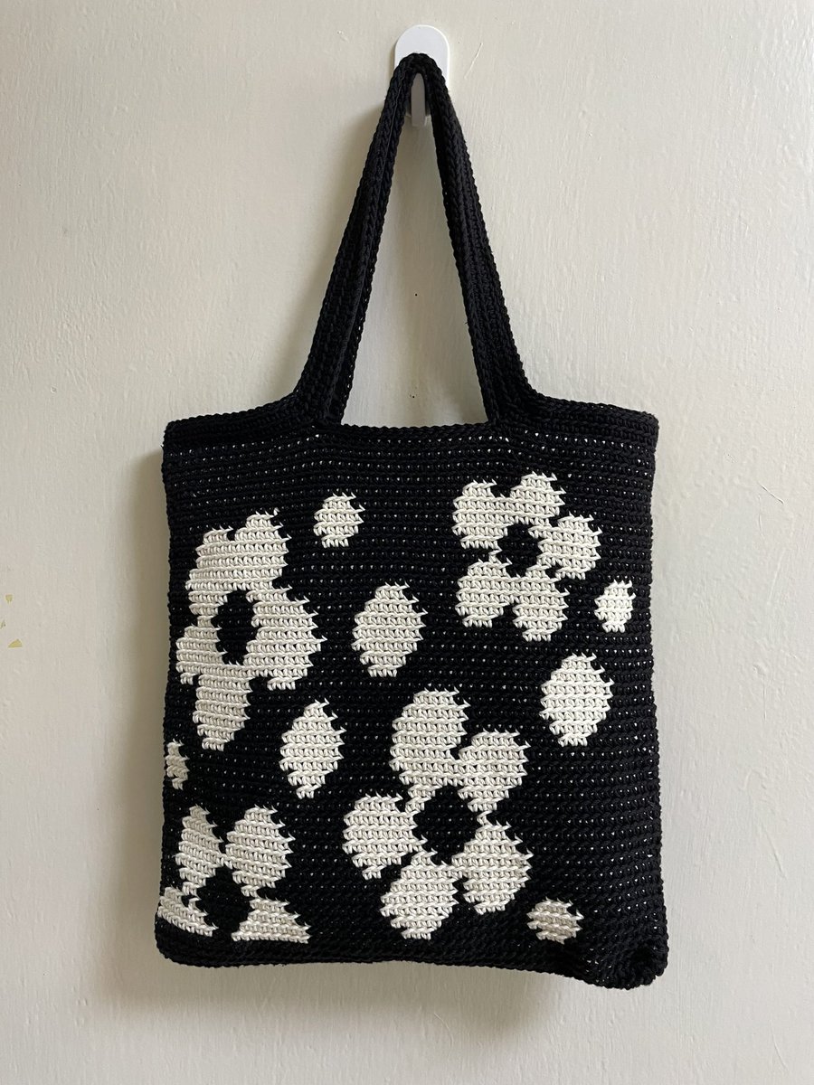 malilla_knit's tweet photo. 블랙 플라워백! 모칠라실,5호코바늘,이랑짧은뜨기로! 힛끗힛끗 흰실이 보이지만…😆 https://t.co/ZArQ5hVE3k