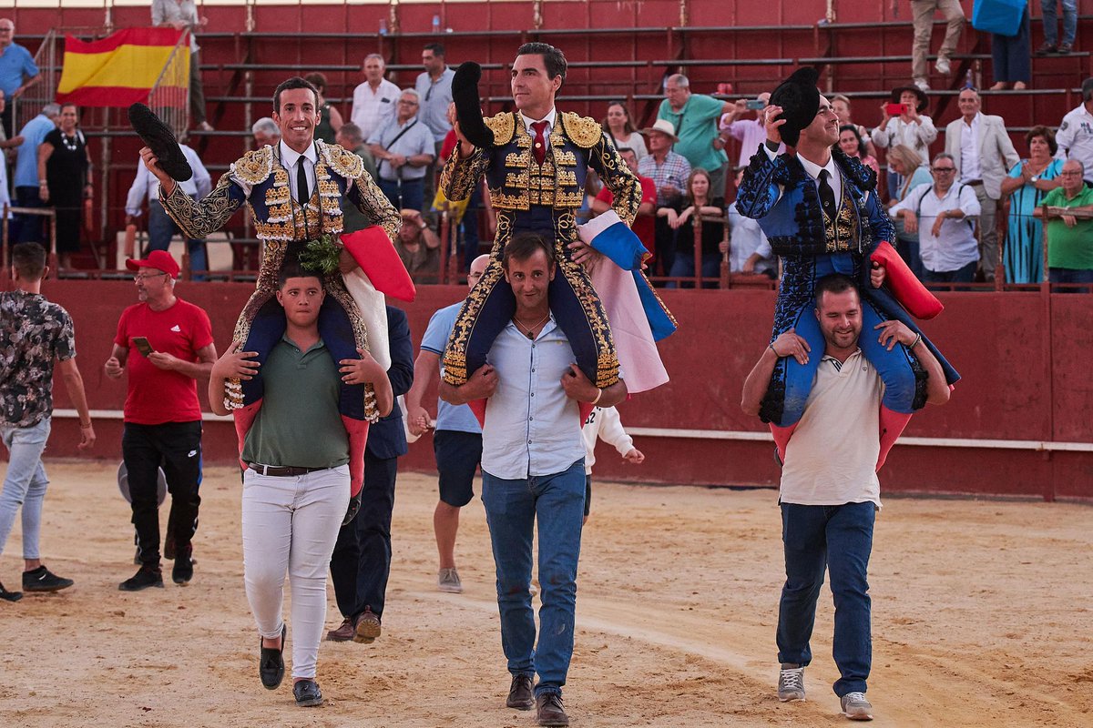 Arcos de la Frontera (corrección) Toros de Las Monjas para <a href="/DFelFandi/">David Fandila</a> oreja y dos orejas, <a href="/octaviochaconof/">Octavio Chacón</a> oreja y dos orejas y rabo y David <a href="/DavDeMiranda/">David de Miranda</a> oreja y dos orejas y rabo <a href="/portaltaurino/">Portal Taurino</a>