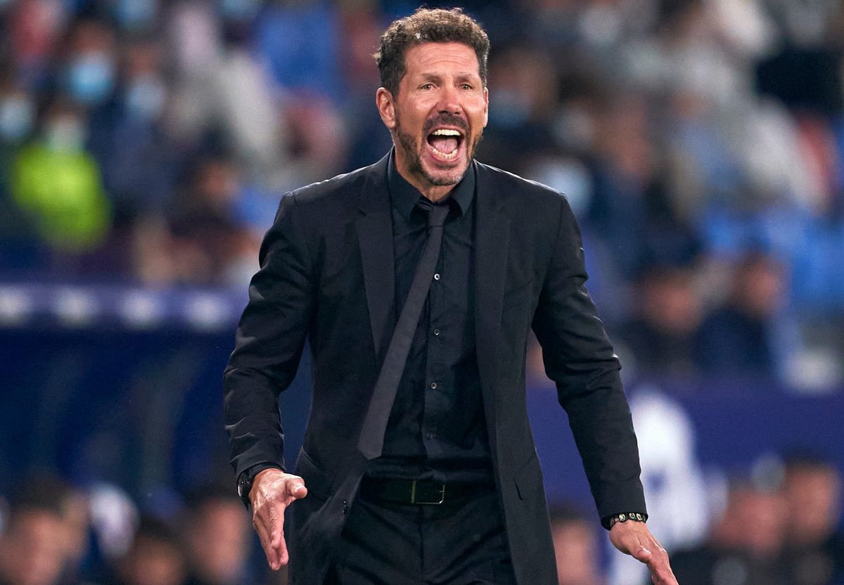 victor_llebaria's tweet photo. 🚨| Simeone en @DAZN_ES: “No se puede girarse a la grada y provocar así a la gente. La gente no se enoja sola.

No se acordarán, pero pasó lo miemo con Cortuois en el Bernabéu y no pasó nada. Aun así, nada justifica lo que ha pasado.”