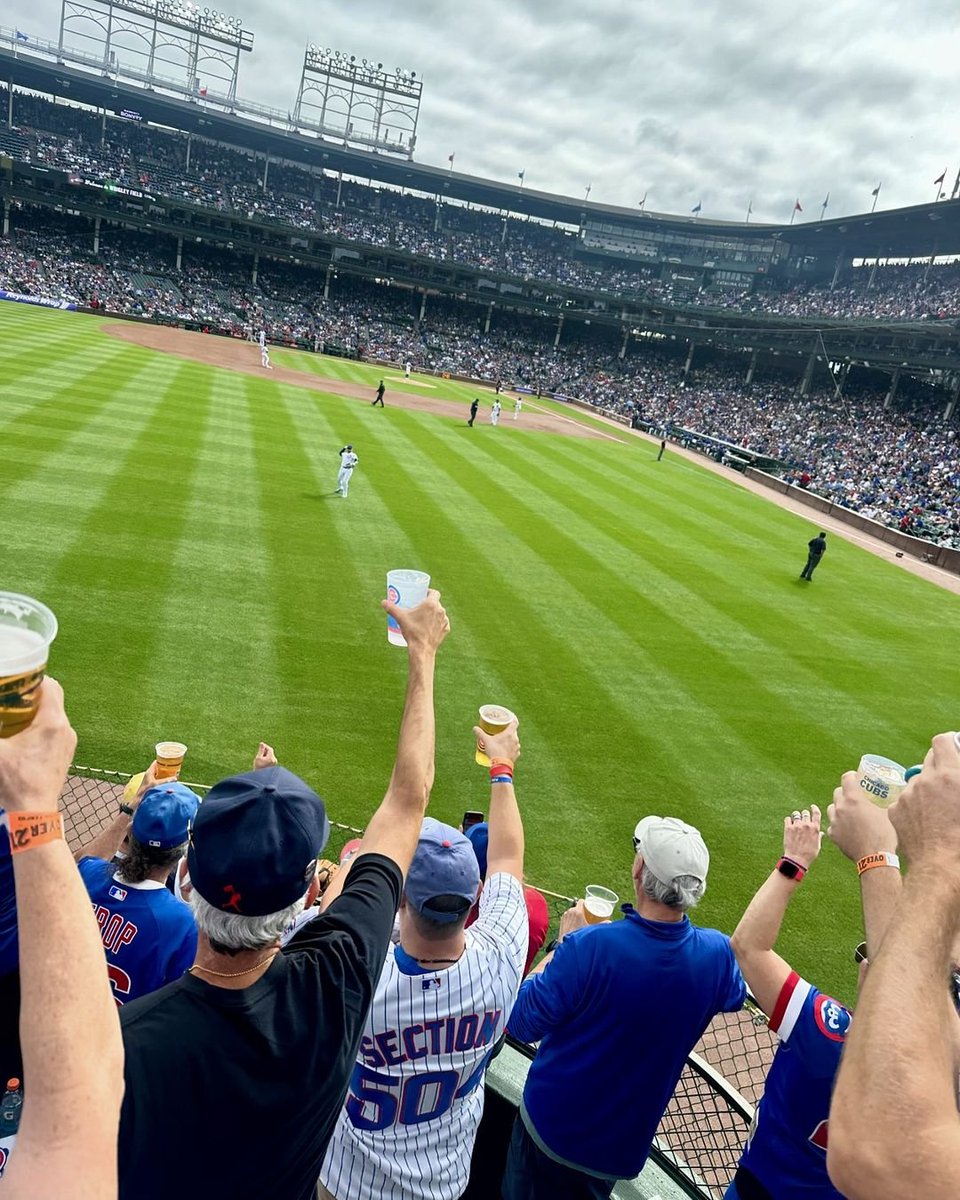 EitanBenezra's tweet photo. El beisbol es único y especial.

Ian Happ le invitó cervezas a los aficionados del jardín izquierdo en Wrigley Field como muestra de agradecimiento por el apoyo de toda la temporada.

Siempre lo he dicho y me voy a morir mencionándolo.

El mundo necesita más beisbol para ser más feliz.

Los estadios de beisbol son los lugares más felices del planeta.