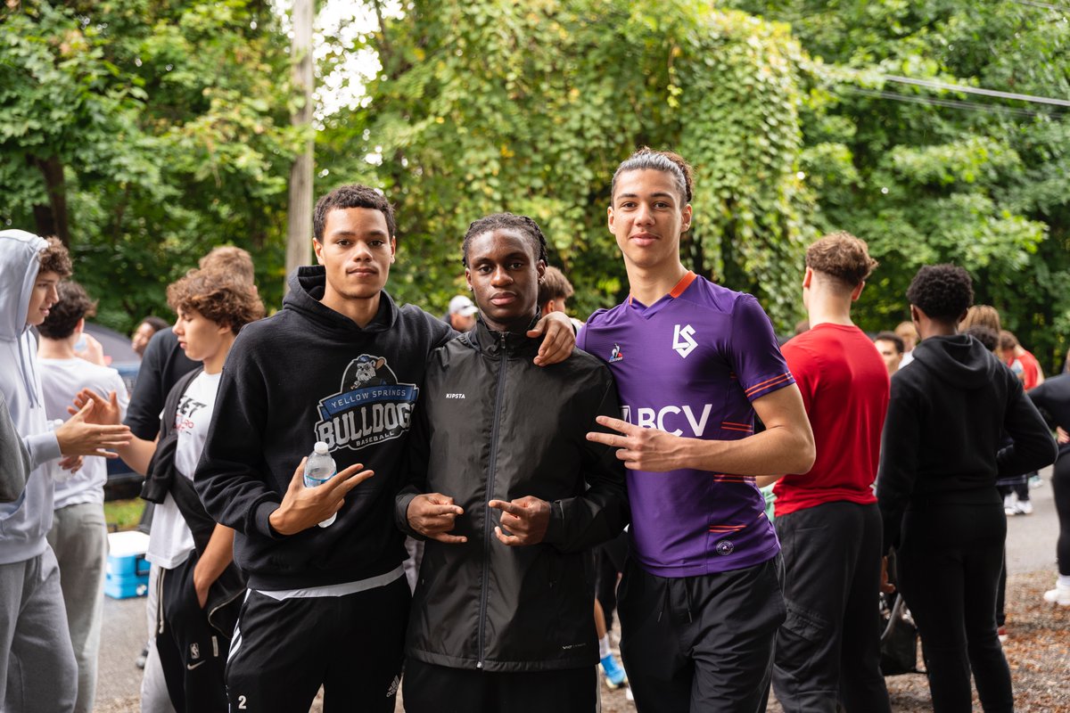 SPIREHoops's tweet photo. Showed some love to our local community today! 🍇😄

#spireacademy #spirehoops #spirefam https://t.co/FdLIFYxbXf