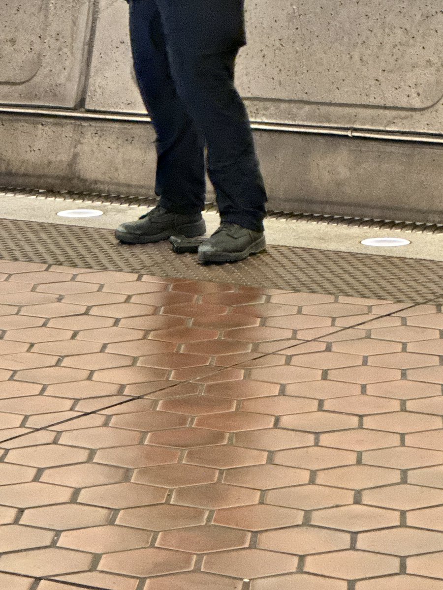 dcitty's tweet image. Just another day in Murder Yards… individual attempts to run away from police on the Navy Yards train platform and his gun drops out while attempting to flee just as fans are leaving the Nats last game of the szn. @WashProbs @PoPville @DCNewsLive @DMVHOODZNDNEWZ