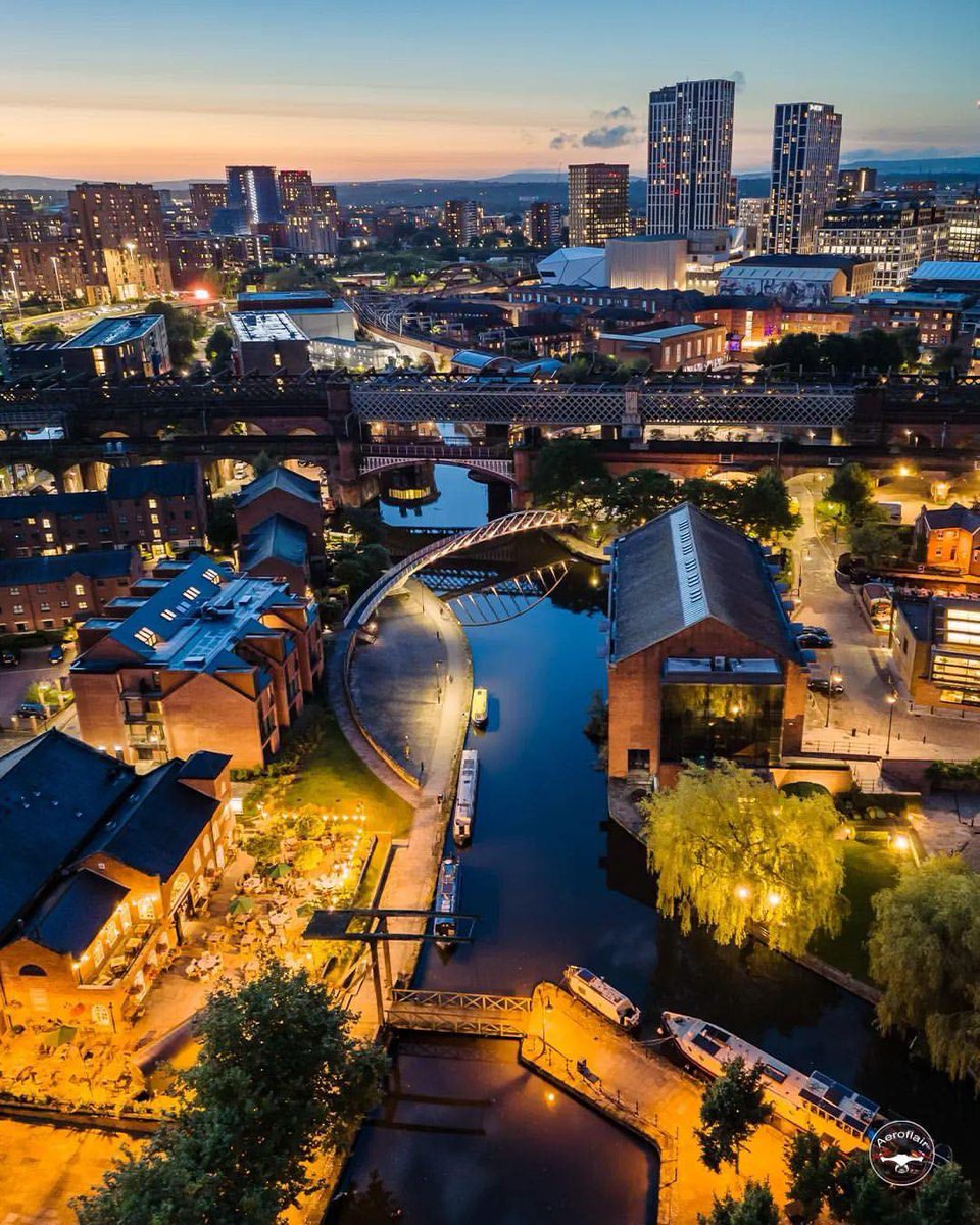 Castlefield, Manchester captured by the very talented aeroflair 📸

#castlefield #castlefieldmanchester #lockkeeperscottage #mcr #visitmanchester #castlefieldestates #manchesterart #mancunian #manchestercitycentre #manchesterfromabove #citynight #cityvibes #citylove