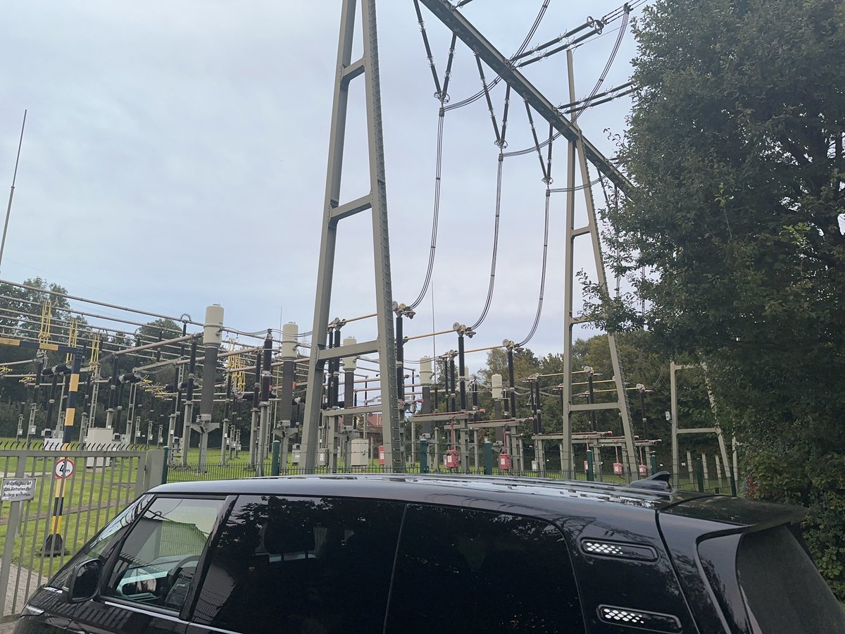 juvenilesector's tweet photo. Mist. Navi sagt, hier gibt’s Strom fürs E-Auto. Aber das Tor ist zu, und die Spannung, die ich brauche, ist wohl auch nicht im Angebot. https://t.co/9RxOrwHm6W