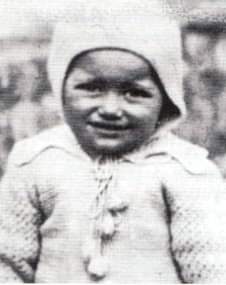 OSNMITALY's tweet image. “trovai mia moglie, aveva un grosso foro nella fronte, stringeva ancora le due bimbe tra le braccia, Maria (2 anni, nella foto, n.d.a.) con le interiora che uscivano dal ventre squarciato, e la piccola Giovanna priva del capo, strappato da una raffica”

Questo è un passaggio…