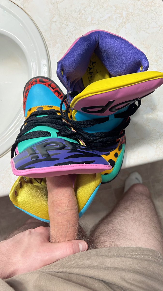 WDSsneaks's tweet photo. Addias Jeremy Scott always look better on a big dick 😜 #sneakerfetish https://t.co/PJtEJa51tE